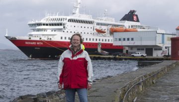 Dirk Augele vor der Richard With in Ålesund auf Reportage-Tour für "Azur"